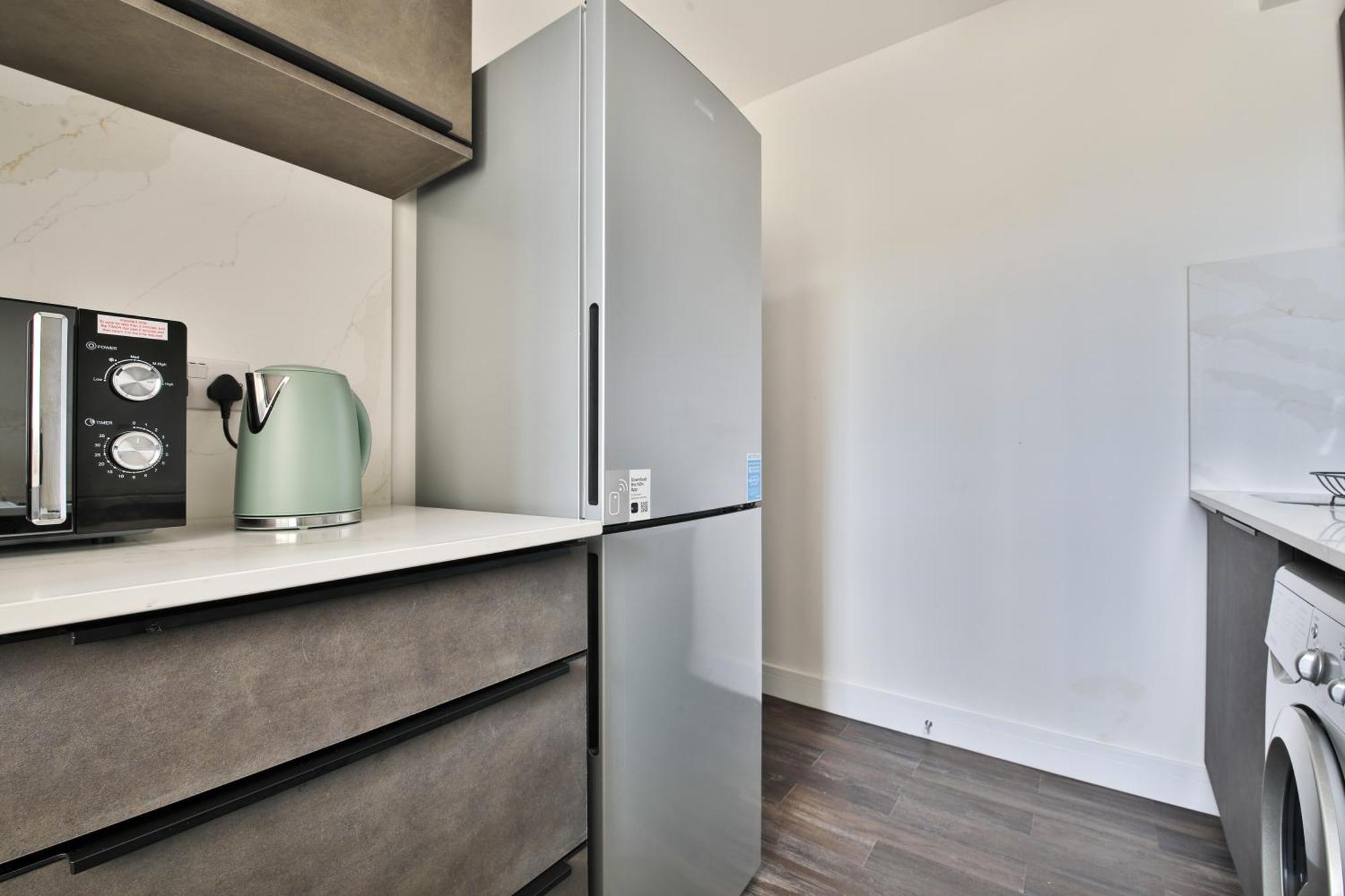 Amber Vista 2 Bedroom Apartments- Supermarket, Coffee Shop, Restaurants & Parking Below Cardiff Eksteriør billede