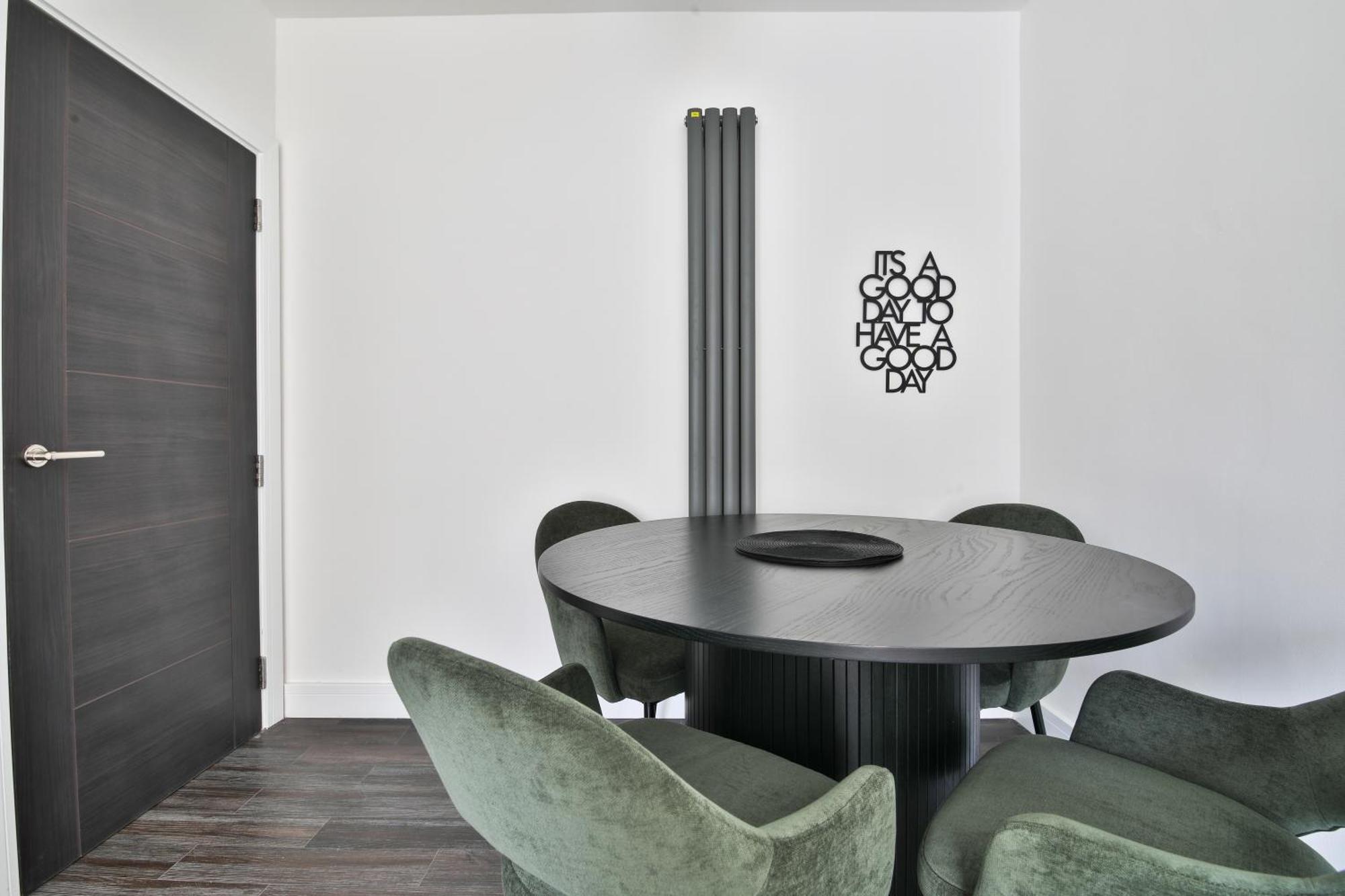 Amber Vista 2 Bedroom Apartments- Supermarket, Coffee Shop, Restaurants & Parking Below Cardiff Eksteriør billede