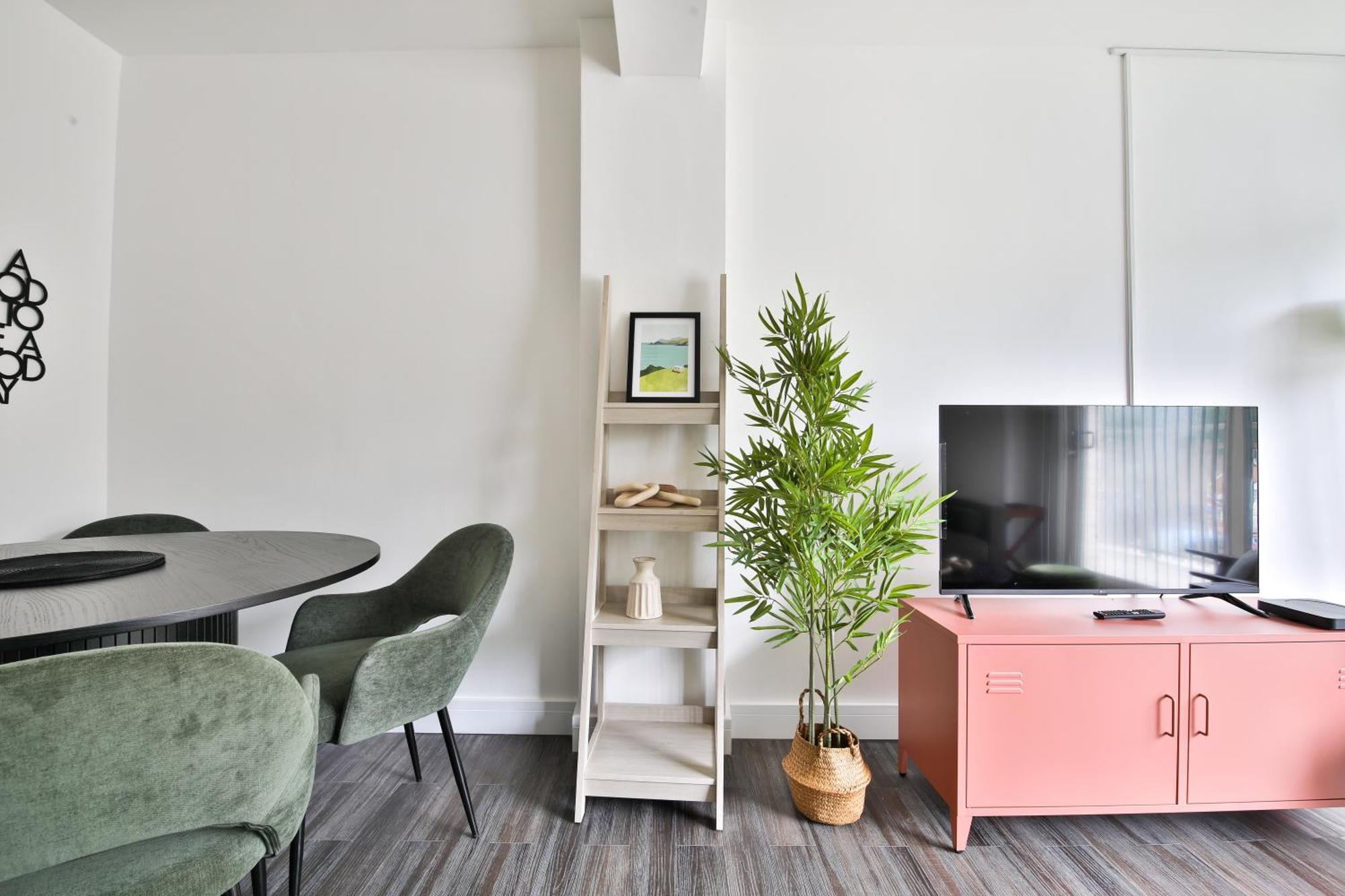 Amber Vista 2 Bedroom Apartments- Supermarket, Coffee Shop, Restaurants & Parking Below Cardiff Eksteriør billede