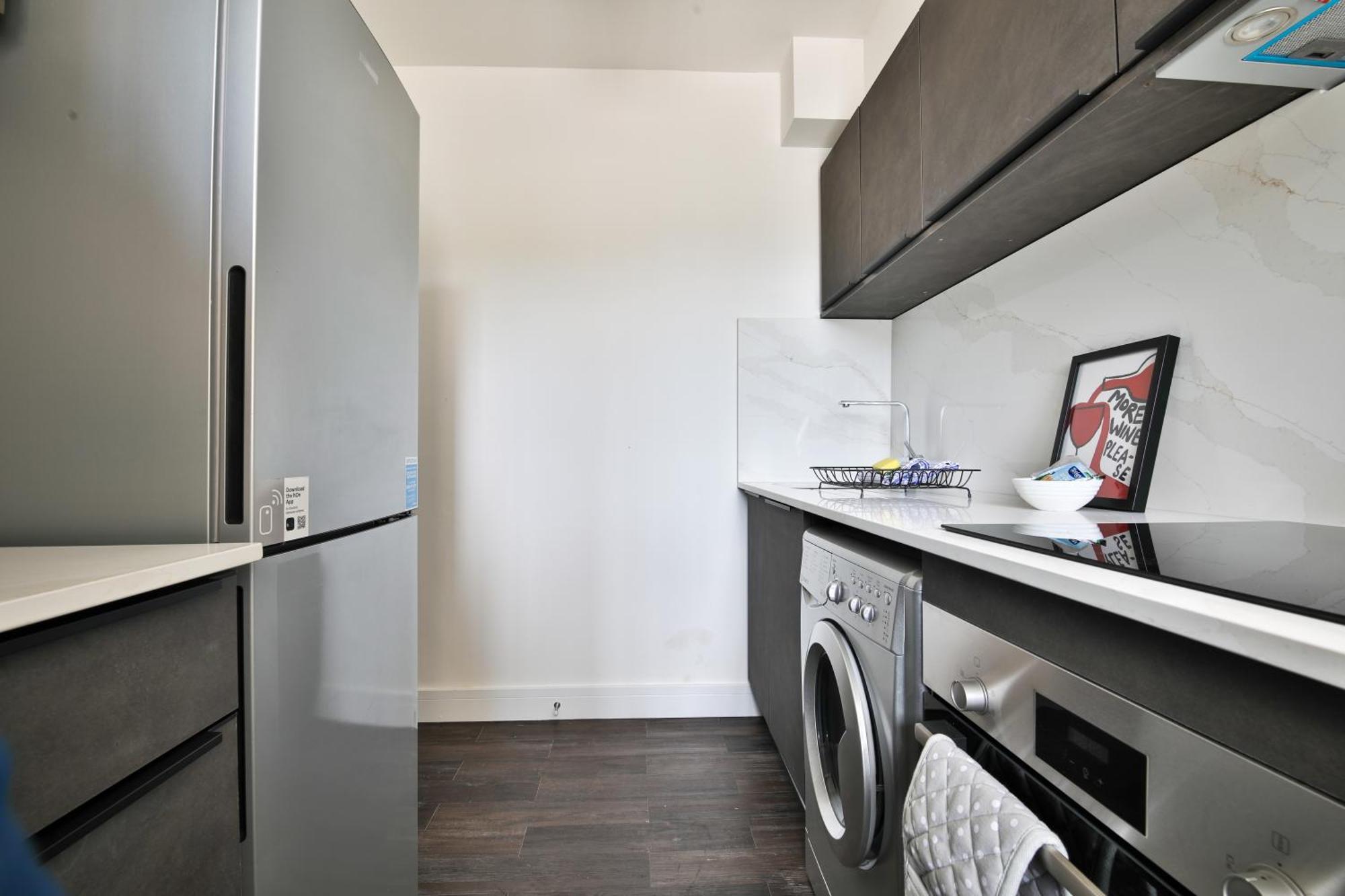 Amber Vista 2 Bedroom Apartments- Supermarket, Coffee Shop, Restaurants & Parking Below Cardiff Eksteriør billede
