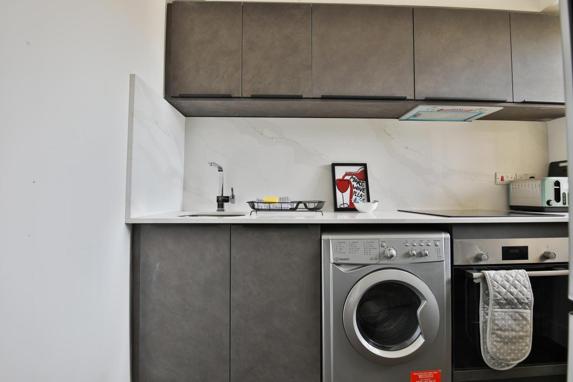 Amber Vista 2 Bedroom Apartments- Supermarket, Coffee Shop, Restaurants & Parking Below Cardiff Eksteriør billede